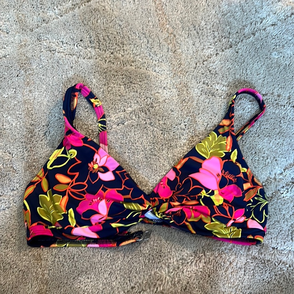 Gorgeous lands end twist front underwire bikini top, size 8